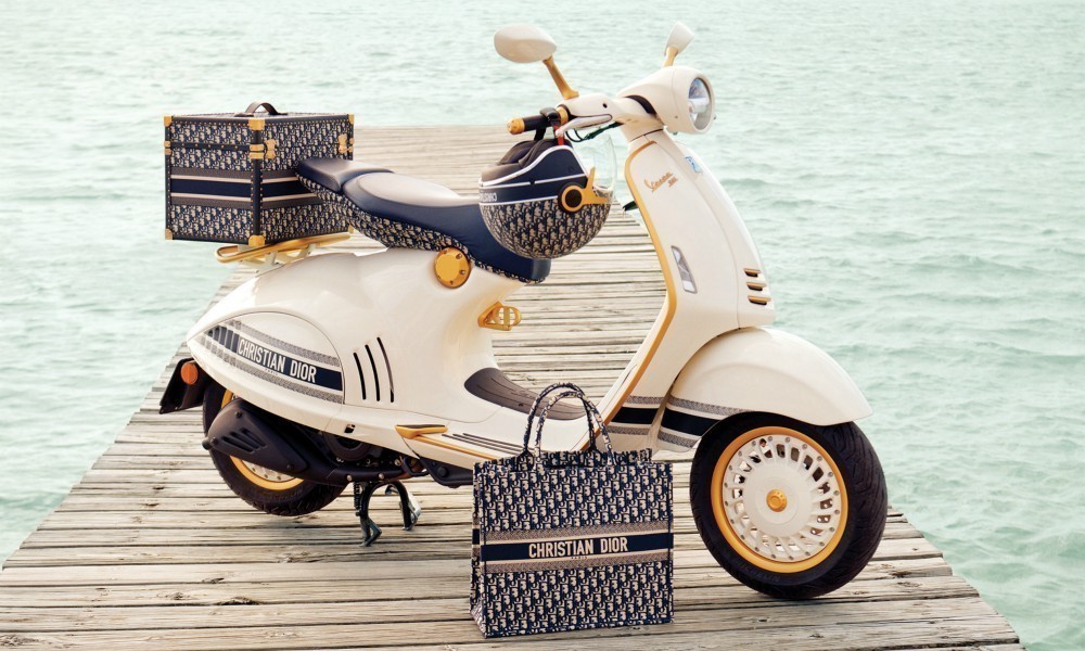 Vespa 946 Christian Dior: Πόσο κοστίζει η σπάνια vespa που βρίσκεται στη Μύκονο