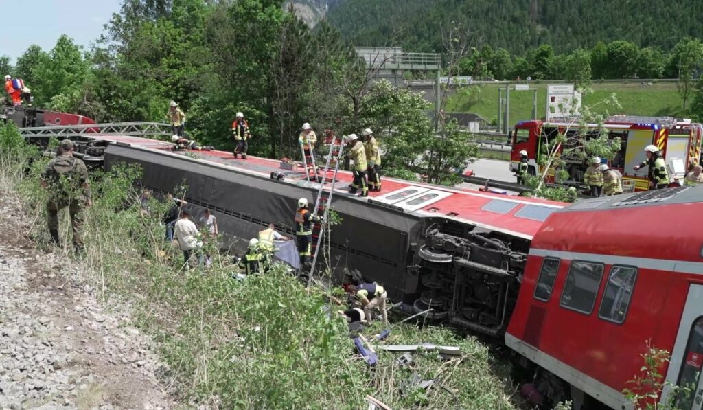 Γερμανία: Ακόμη μια σορός ανασύρθηκε από το σιδηροδρομικό δυστύχημα στη Βαυαρία - Στους 5 οι νεκροί