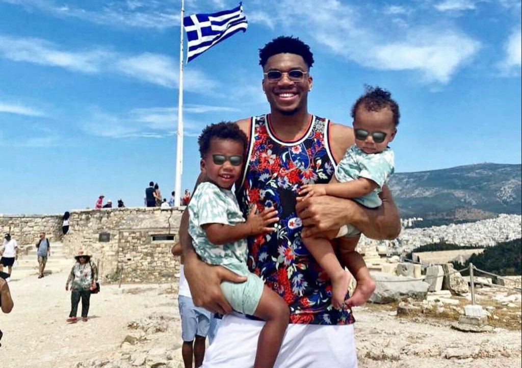 Αντετοκούνμπο: Στην Ακρόπολη μαζί με τους γιους του