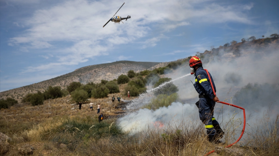 Σε ύφεση η φωτιά που ξέσπασε χθες στη Γλυφάδα και γρήγορα επεκτάθηκε στη Βούλα αλλά και σε περιοχές της Βάρης. Σύμφωνα με ανακοίνωση την Πυροσβεστική σήμερα το πρωί «η πυρκαγιά που εκδηλώθηκε εχθές 04/06/2022 στην Γλυφάδα Αττικής είναι σε ύφεση. Οι δυνάμεις που επιχειρούν ενισχύθηκαν με Πυροσβέστες, οχήματα και πεζοπόρα τμήματα από τις Περιφέρειες Πελοποννήσου, Στερεάς και Δυτικής Ελλάδας, Κεντρικής και Δυτικής Μακεδονίας, Ηπείρου και Θεσσαλίας». Στη ζώνη της πυρκαγιάς εξακολουθούν να επιχειρούν, 283 πυροσβέστες με 10 ομάδες πεζοπόρων τμημάτων, 65 οχήματα, το Κινητό Επιχειρησιακό Κέντρο «ΟΛΥΜΠΟΣ», ομάδα Σ.μη.Ε.Α., 2 Α/Φ και 2 Ε/Π εκ των οποίων το ένα (1) ως συντονιστικό. Συνδρομή παρέχουν, η ΕΛ.ΑΣ. με 100 αστυνομικούς και 38 οχήματα, μεγάλος αριθμός εθελοντών πυροσβεστών και εθελοντικών πυροσβεστικών οχημάτων, καθώς και υδροφόρες της Περιφέρειας και της Τοπικής Αυτοδιοίκησης.