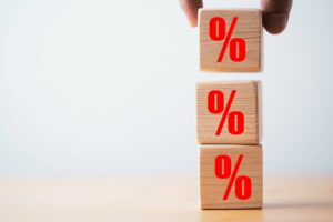 Ακρίβεια: Έρχεται μείωση του ΦΠΑ σε βασικά αγαθά - Φόβοι ότι η μείωση δεν θα φτάσει στον καταναλωτή