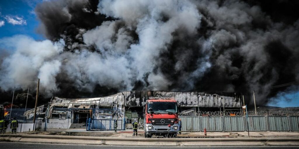 Φωτιά στον Ασπρόπυργο: Ξεκίνησε πιθανότατα από κεραυνό - Αποπνικτική η ατμόσφαιρα (Βίντεο - Φωτογραφίες)