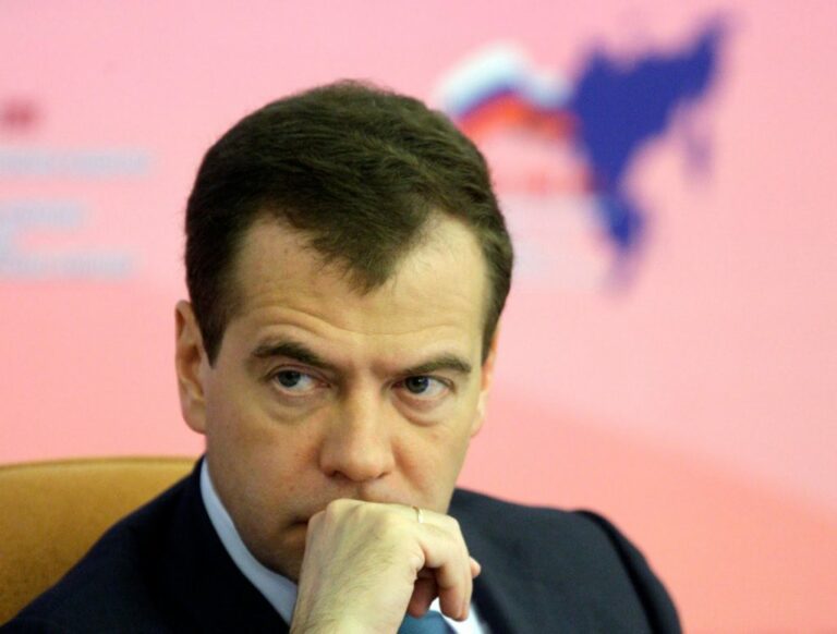 Ρωσία: Ο πρώην πρόεδρος Μεντβέντεφ επιτίθεται στους «μπάσταρδους» που θέλουν «νεκρή» την Ρωσία