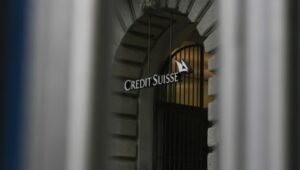 Credit Suisse: Προειδοποιεί για τα κέρδη β