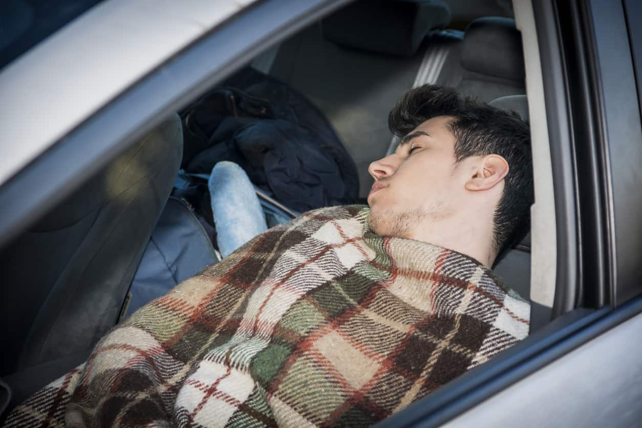 Τραγελαφικές καταστάσεις: Αστυνομικός στην Σαντορίνη κοιμάται σε αμάξι επειδή είναι ακριβό το ενοίκιο