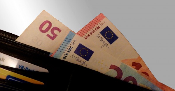 Fitch: Πόσο θα πιεστούν τα ελληνικά νοικοκυριά