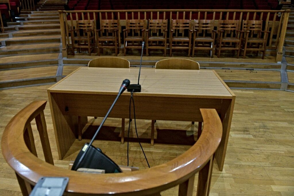 Δικαστήριο, εδώλιο κατηγορουμένου.