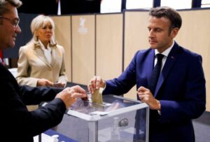 Ελαφρώς μειωμένη ήταν η συμμετοχή των Γάλλων ψηφοφόρων στις σημερινές εκλογές μέχρι το μεσημέρι,