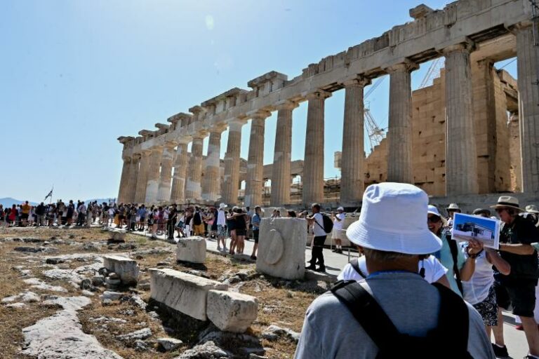 Ξεκινούν οι αιτήσεις για τις Σχολές Ξεναγών σε Αθήνα, Θεσσαλονίκη και Ρόδο