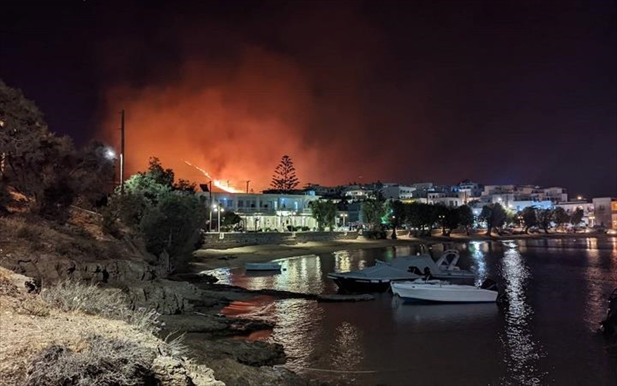 Φωτιά στην Πάρο: Ενισχύθηκαν οι πυροσβεστικές δυνάμεις λόγω αναζωπυρώσεων