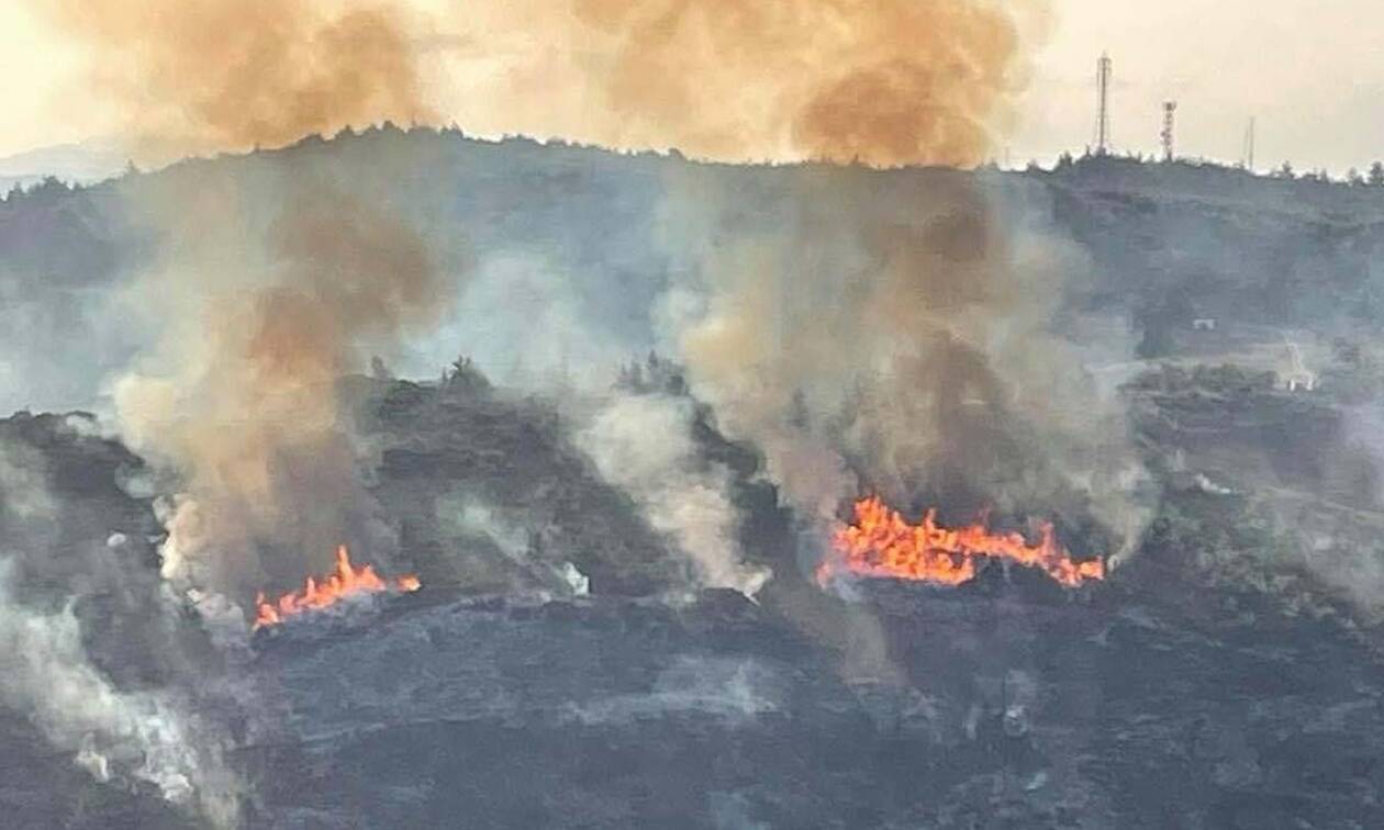 Φωτιά στον Κάλαμο: Συναγερμός στην Πυροσβεστική-Η φωτιά είναι κοντά σε κατοικημένη περιοχή
