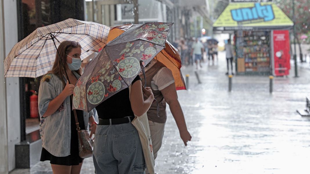 Παραμένει ασταθής ο καιρός: Στους 35 βαθμούς ο υδράργυρος αλλά έρχονται βροχές και καταιγίδες από το μεσημέρι