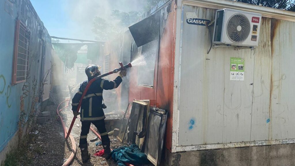Φωτιά στο κέντρο φιλοξενίας προσφύγων στον Ελαιώνα - Δύο άτομα μεταφέρθηκαν στο νοσοκομείο