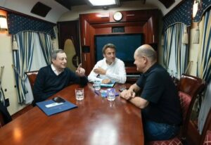 Μακρόν, Ντράγκι και Σολτς στο Κίεβο - Πιέση σε Ζελένσκι να διαπραγματευτεί με Πούτιν