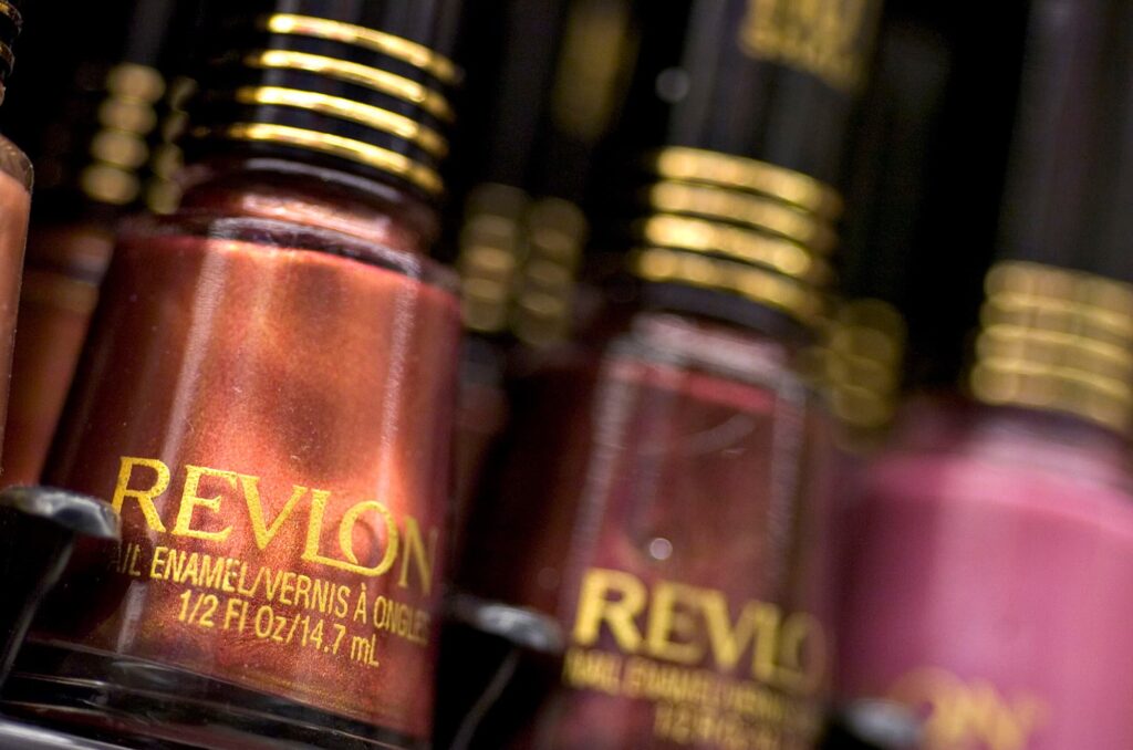 Η ιστορία της Revlon που χρεοκόπησε έχοντας χρέη 3,7 δισ. δολάρια