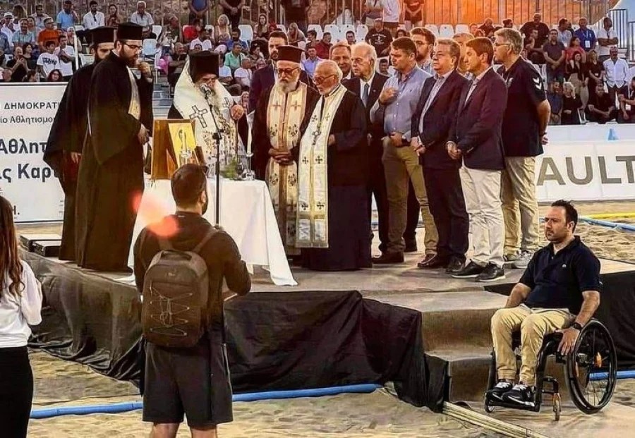 Εικόνα ντροπής σε εγκαίνια στην Κρήτη: Ανέβηκαν οι «επίσημοι» στην εξέδρα κι άφησαν τον παραολυμπιονίκη