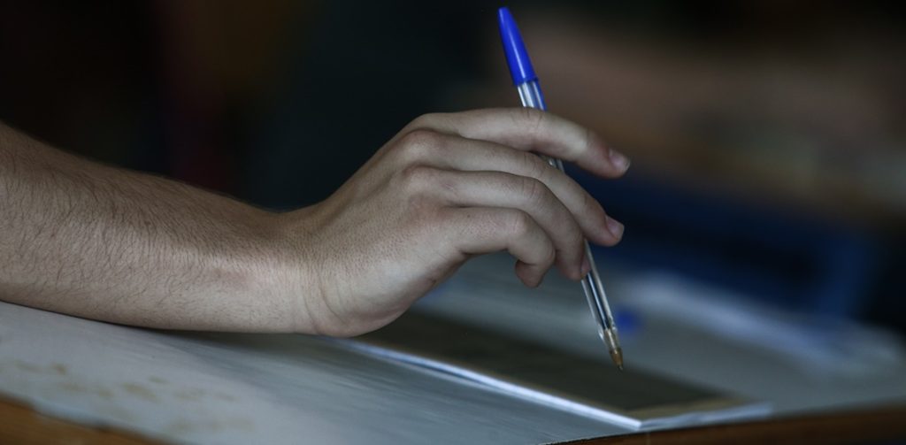 Πανελλήνιες 2025: Ποιος είναι ο μαθητής που με 19.500 μόρια αγγίζει την πρωτιά στην Ιατρική Σχολή