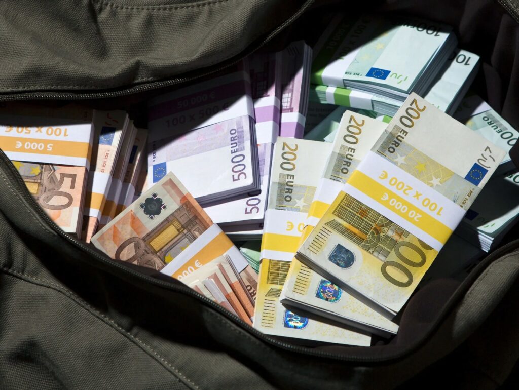 Δύο υπερφίαλοι και με έπαρση μεγαλοπαράγοντες «υπεράνω υποψίας», ο ένας εισηγμένος και ο άλλος προβεβλημένος, στο στόχαστρο των Αρχών για φοροδιαφυγή, απάτες και ξέπλυμα!