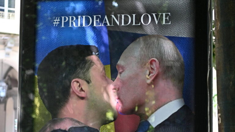 Ζελένσκι και Πούτιν ανταλλάσσουν φιλί στο στόμα