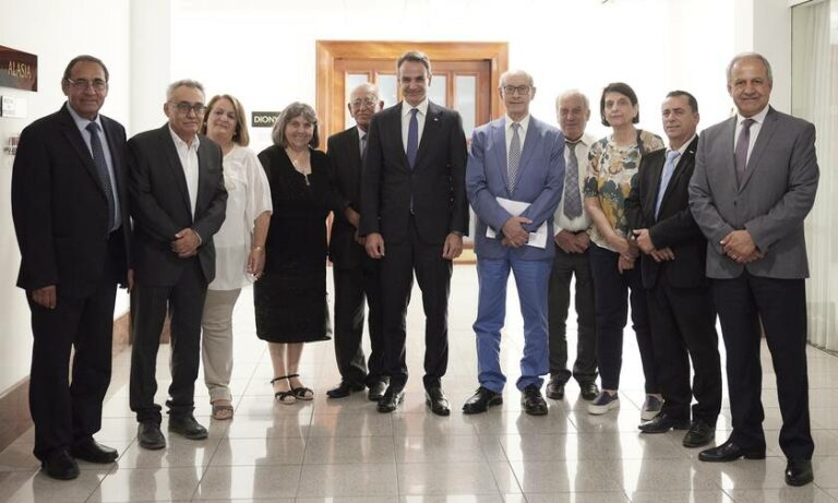 Συνάντηση με εκπροσώπους της Επιτροπής Κατεχομένων Δήμων και της Επιτροπής Κατεχομένων Κοινοτήτων Κύπρου είχε ο Κυριάκος Μητσοτάκης.