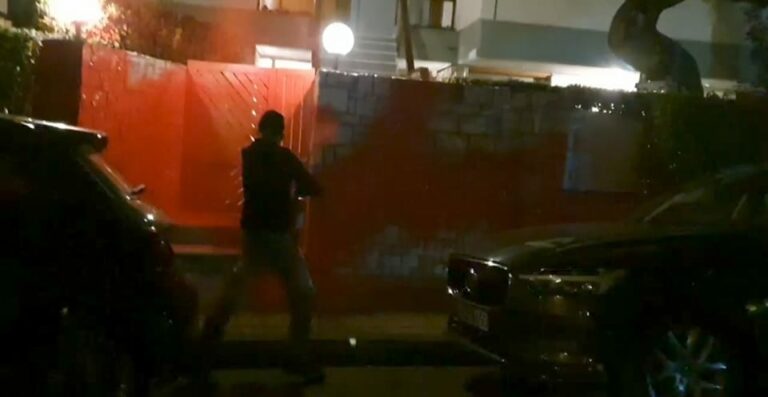 Ρουβίκωνας: Επίθεση στο σπίτι του διευθύνοντα συμβούλου της ΕΥΔΑΠ (Βίντεο)