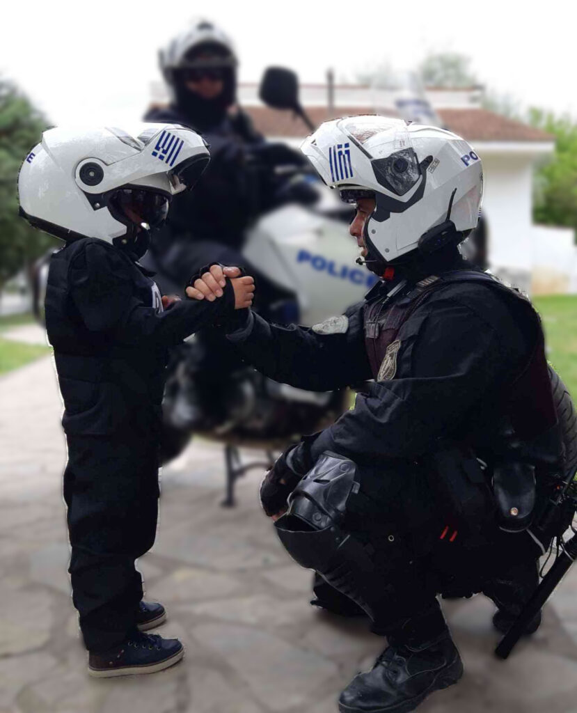 Γιορτή του Πατέρα: Με απόσπασμα από «Το Εκκρεμές του Φουκώ» το μήνυμα της ΕΛ.ΑΣ.