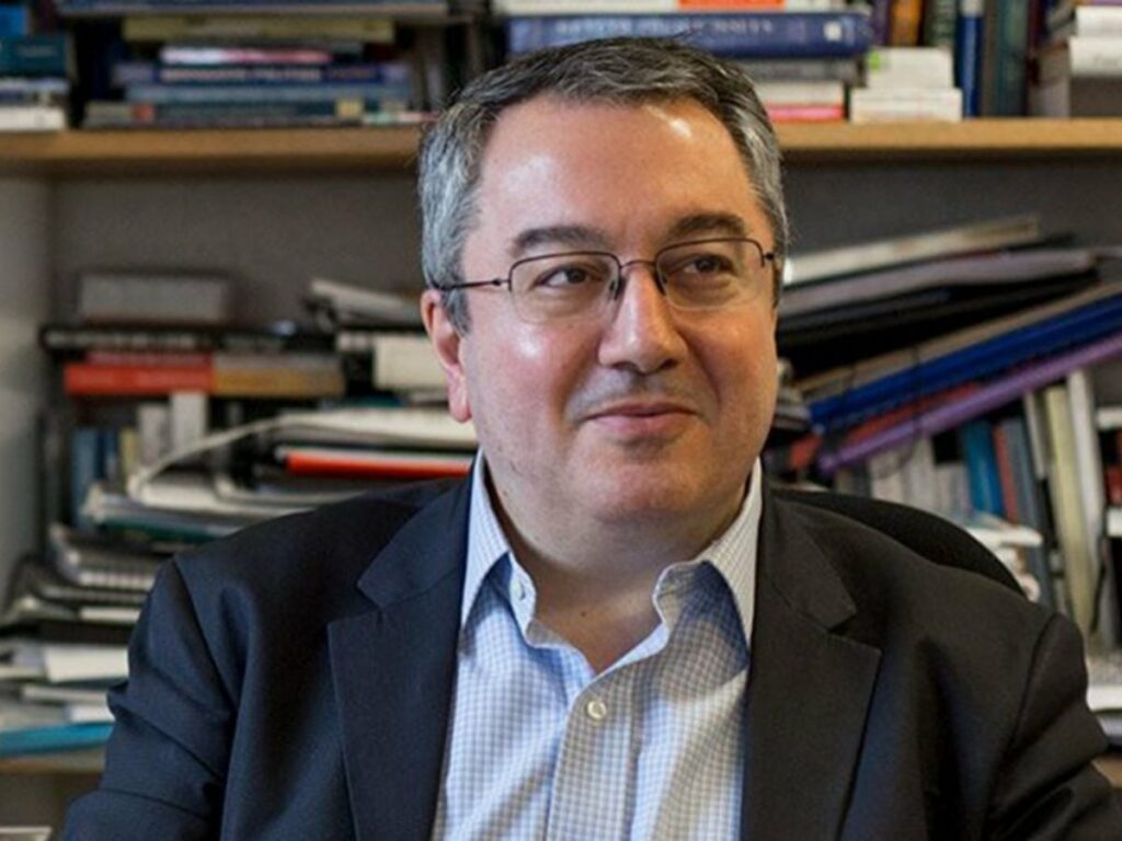 Μόσιαλος: Δύο προϋποθέσεις για τα επικαιροποιημένα εμβόλια για τον κορωνοιό