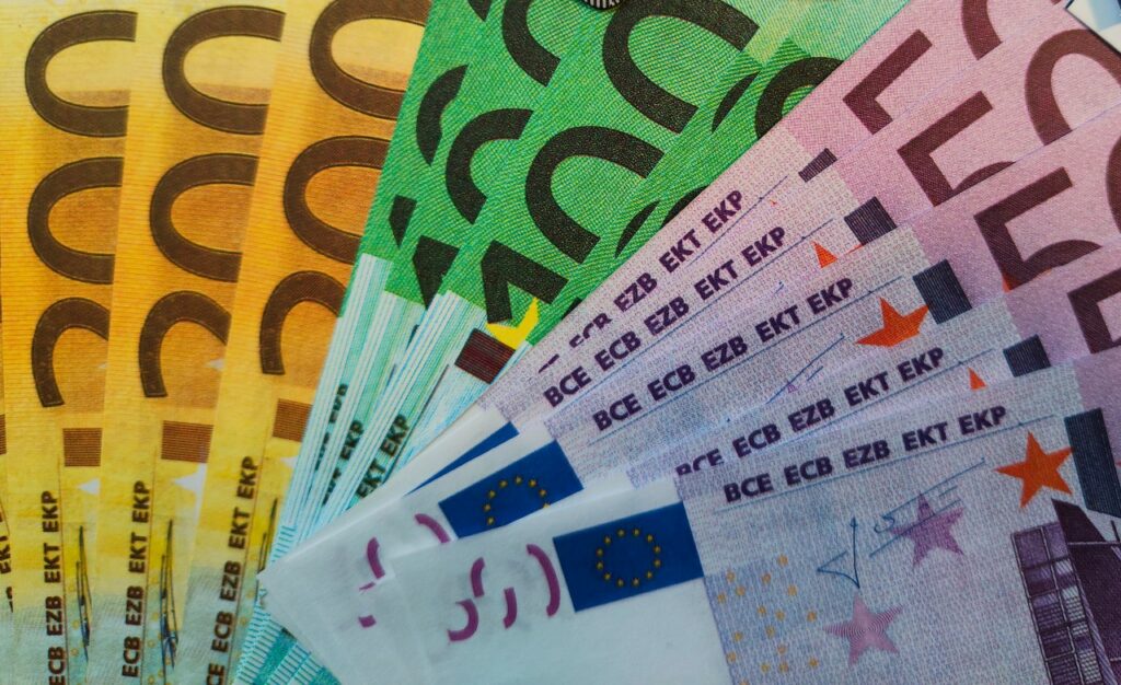 Τέλος στην εισφορά αλληλεγγύης: Πόσο θα αυξηθούν μισθοί και συντάξεις