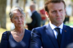 Πολιτική κρίση στη Γαλλία - Ο Μακρόν δεν έκανε δεκτή την παραίτηση της πρωθυπουργού