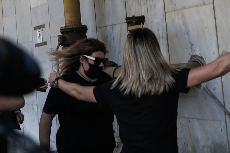 Στη ΓΑΔΑ η Δήμητρα Πισπιρίγκου για κατάθεση - Την αποδοκίμασε το πλήθος (ΒΙΝΤΕΟ)