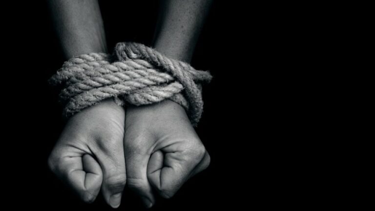 Μοναστηράκι: Συνελήφθη 19χρονη για εμπορία ανθρώπων - Κρατούσε ένα βρέφος στα χέρια