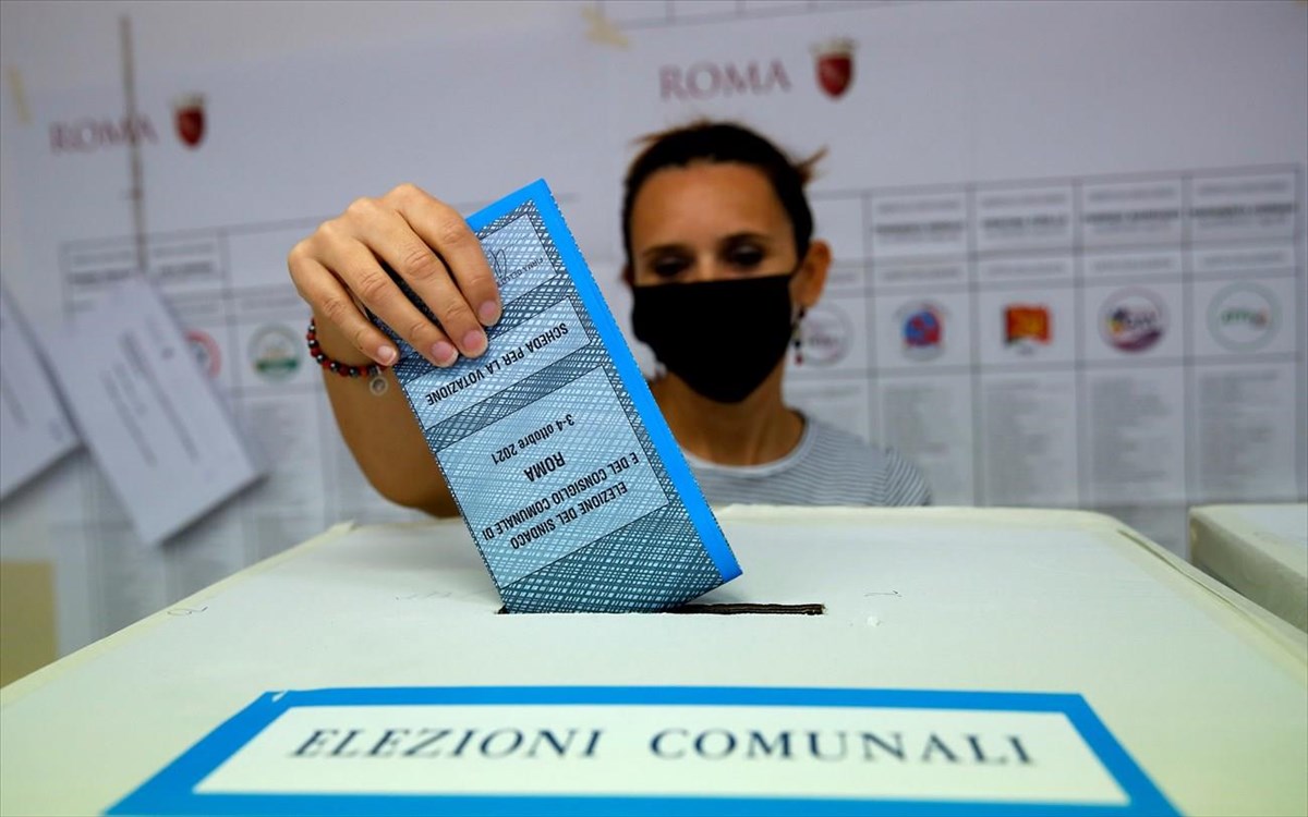 Ιταλία: Δεύτερος γύρος δημοτικών εκλογών σε 65 δήμους της χώρας - Υποψήφιος πρώην ποδοσφαιριστής της Ρόμα