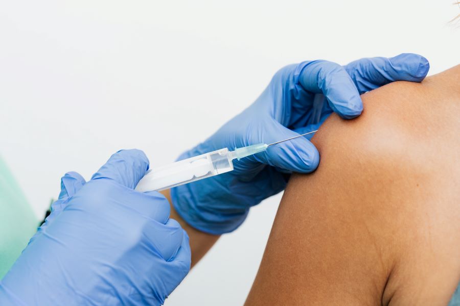 Τέταρτη δόση εμβολίου κατά του κορωνοϊού: Άνοιξε σήμερα η πλατφόρμα για τους άνω των 30