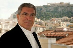 Και στιχουργός ο γνωστός δικηγόρος Βασίλης Καπερνάρος! Ποια επιτυχία έχει γράψει!