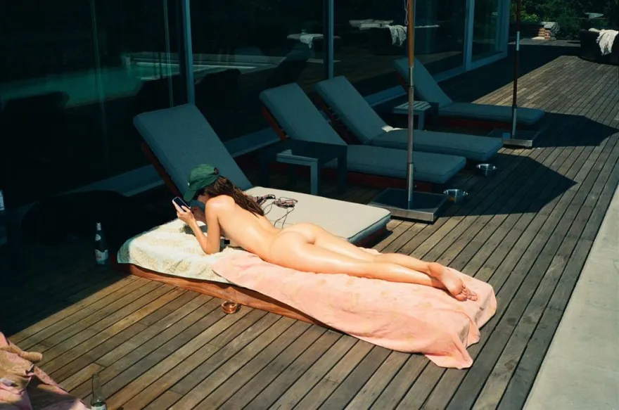 Η Κένταλ Τζένερ ξεπερνάει τον χωρισμό της...κάνοντας ηλιοθεραπεία γυμνή - Δείτε την φωτογραφία