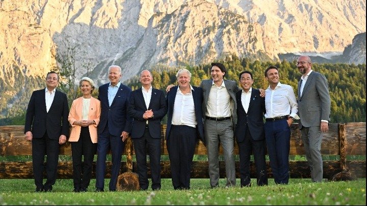 Εκτός τόπου και χρόνου οι ηγέτες της G7, χλευάζουν τον Πούτιν (video)