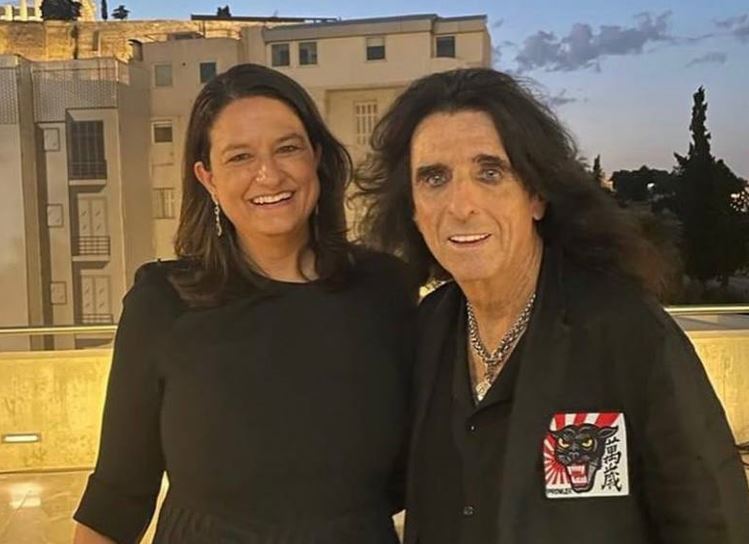Νίκη Κεραμέως: Ποζάρει αγκαλιά με τον Alice Cooper και το twitter ξεσκάλωνε