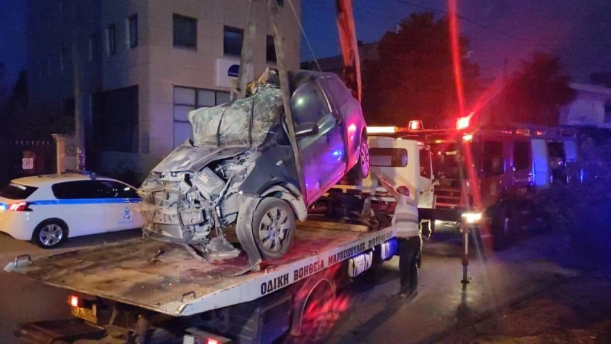 Σοκαριστικό τροχαίο στο Χαλάνδρι - Αυτοκίνητο έπεσε πάνω σε δέντρο - Νεκρός ένας 18χρονος