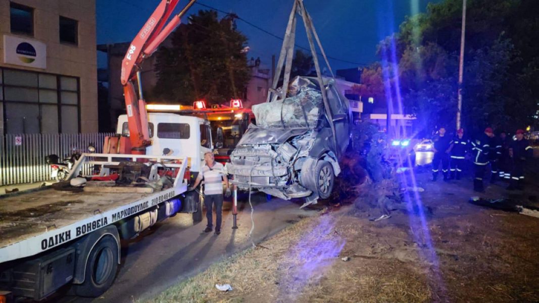 Σοκαριστικό τροχαίο στο Χαλάνδρι - Αυτοκίνητο έπεσε πάνω σε δέντρο - Νεκρός ένας 18χρονος