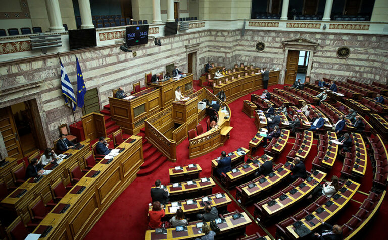 Βουλή: Ψηφίστηκε το νομοσχέδιο για ναυπηγεία Σκαραμαγκά και καζίνο Ελληνικού