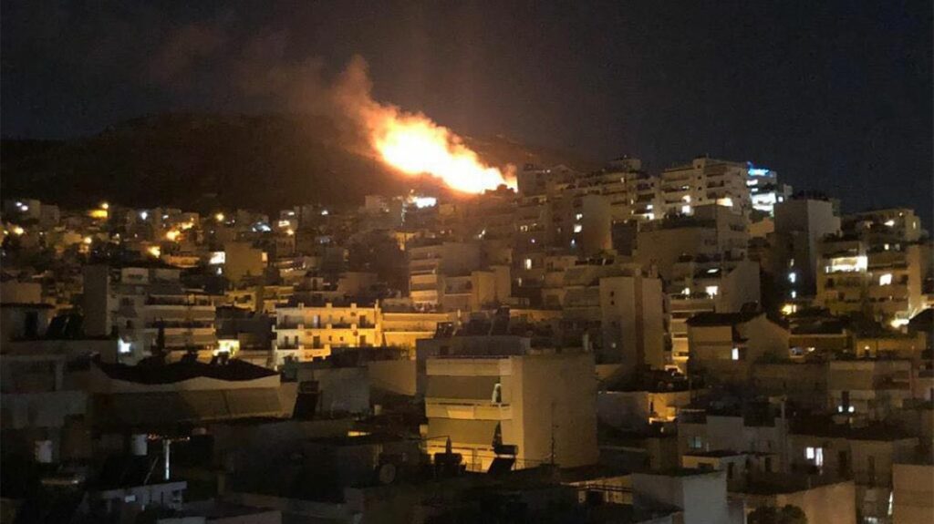 Υπό μερικό έλεγχο η φωτιά στο Σχιστό Κορυδαλλού - Αποκαταστάθηκε η κυκλοφορία των οχημάτων