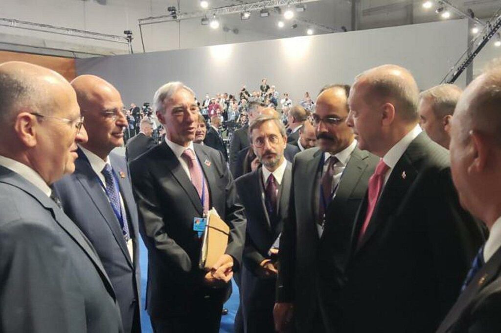 Νίκος Δένδιας: Πηγαδάκι με Ερντογάν-Τσαβούσογλου στη Σύνοδο του ΝΑΤΟ