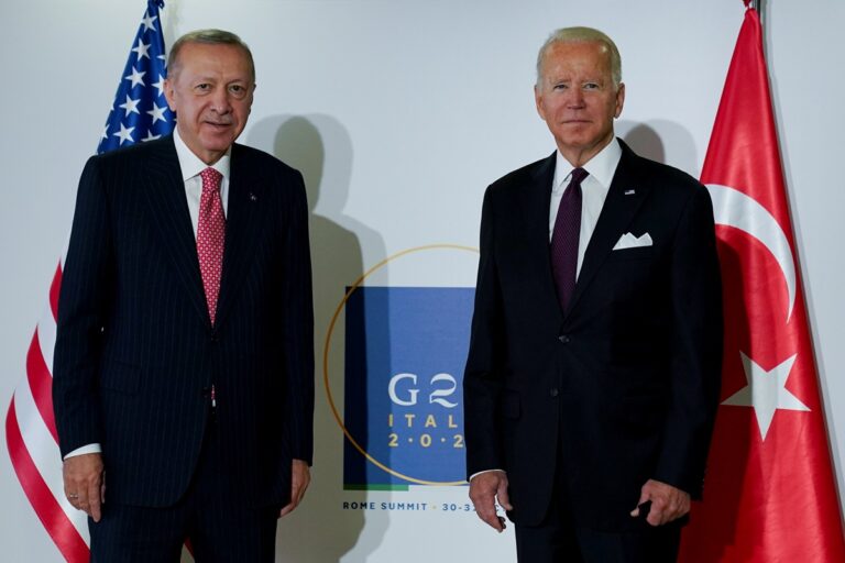 NATO: Ξεκίνησε η συνάντηση Mπάιντεν-Ερντογάν