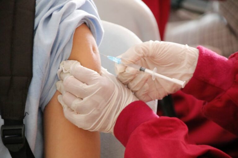 Τέταρτη δόση εμβολίου κατά του κορωνοϊού: Άνοιξε σήμερα η πλατφόρμα για τους άνω των 30