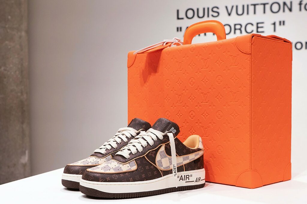 220624182447_https___hypebeast.com_image_2022_01_louis-vuitton-nike-air-force-1-virgil-abloh-sothebys-photos-00