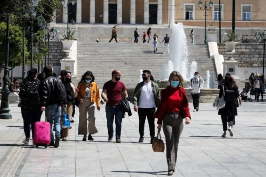 Κορωνοϊός: Επανεξετάζεται η επαναφορά της μάσκας μετά τα χιλιάδες κρούσματα ημερησίως - Τι λένε οι Ειδικοί
