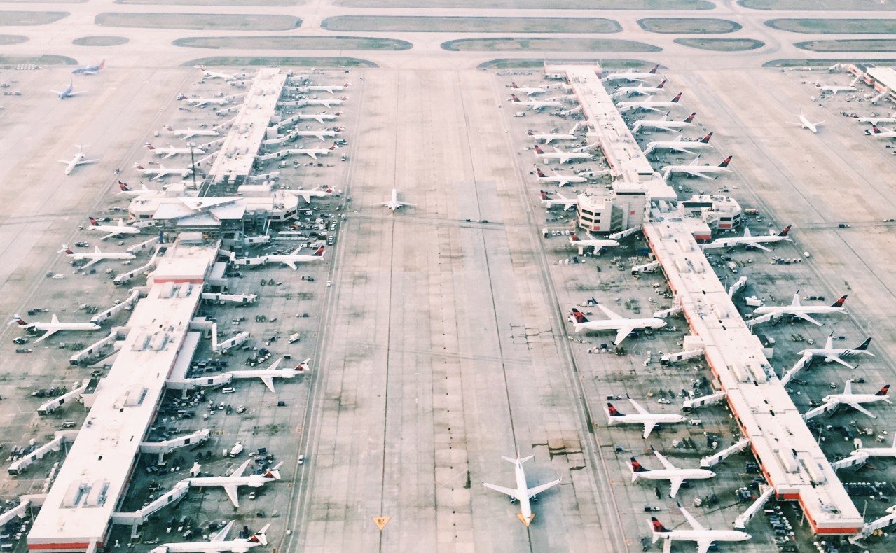 Reuters: Η αργή απογείωση της ΑΜΚ του ελληνικού αεροδρομίου φαίνεται ελκυστική