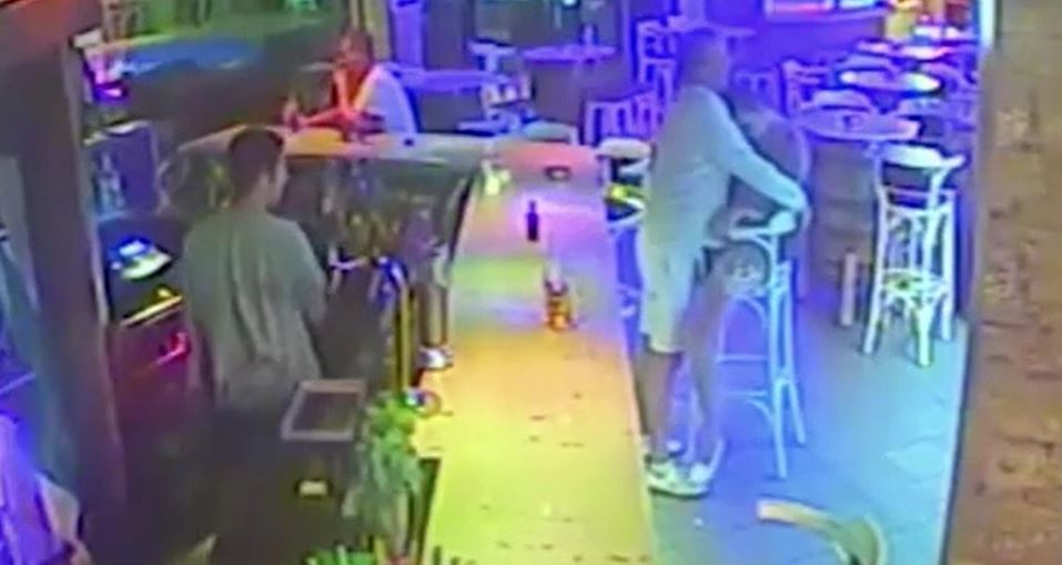 Κρήτη: Η Βρετανίδα εξακολουθεί να υπερασπίζεται τον πατέρα της παρά το βίντεο που τον «καίει» στα Μάλια