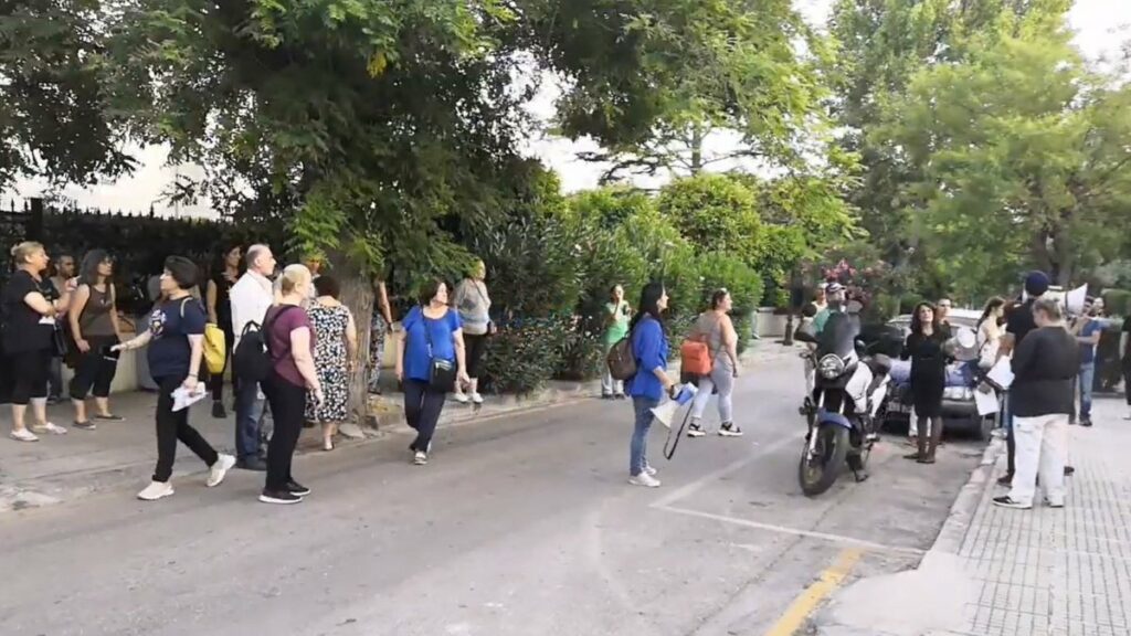 Προσαγωγές υγειονομικών έξω από το σπίτι του πρωθυπουργού