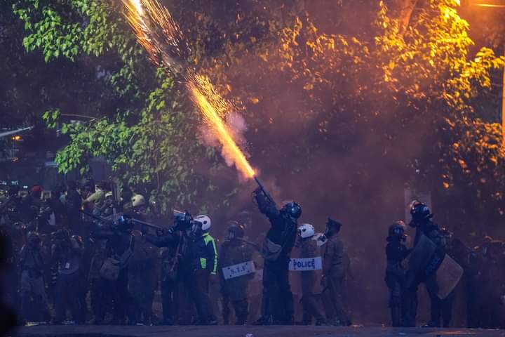 Σρι Λάνκα: Στις φλόγες η κατοικία του πρωθυπουργού μετά την εισβολή διαδηλωτών